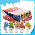 5 meyveli aromayı karıştırın, mini sakızları kupaya yerleştirin 