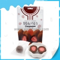 Çikolata-kakao aromalı kuru çilekli çikolata kaplamalı top 